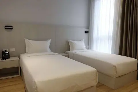 Metro Hotel Terminal in Tirana — foto 4