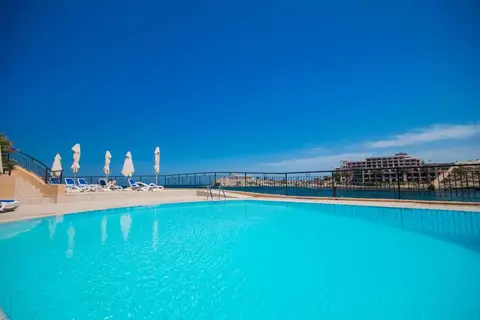 Verdi St. George's Bay Marina in San Ġiljan