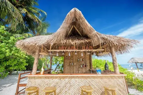 Makunudu Island Resort in Main Restaurant and Bar