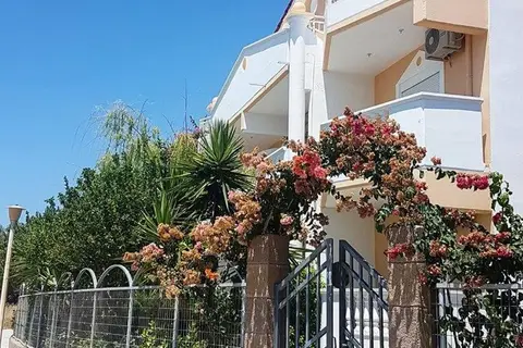Paul's Garden Studios in Χαράκι — foto 18