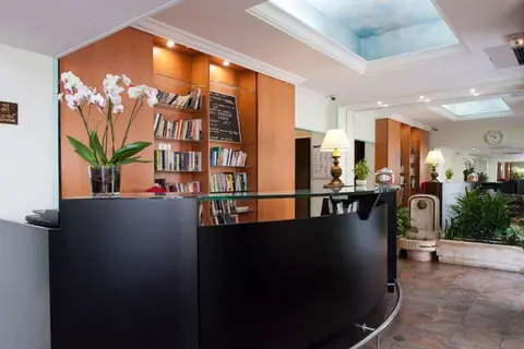 Home Latin in Parijs, foto 5