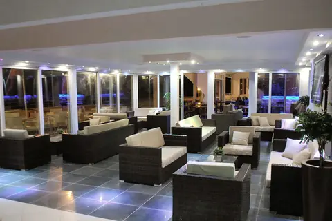 LIV Mackenzie Beach Suites in Larnaca — foto 8