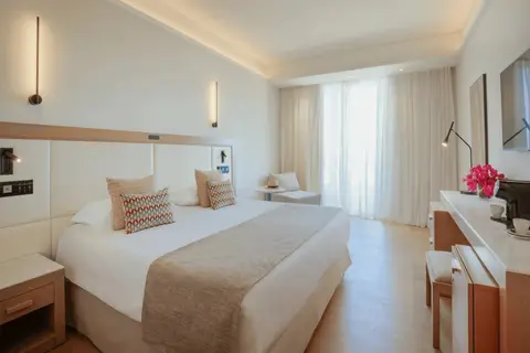 The Golden Coast Beach Hotel in Παραλίμνι — foto 29