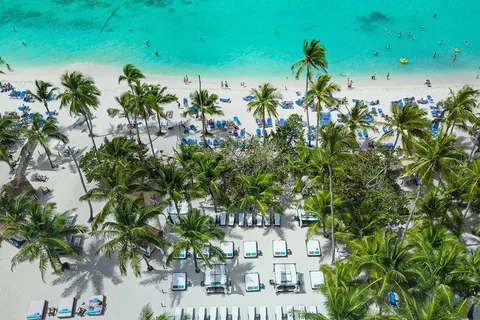 16 dg cruise Caribische Zee Mein Schiff 5 in English Harbour — foto 3