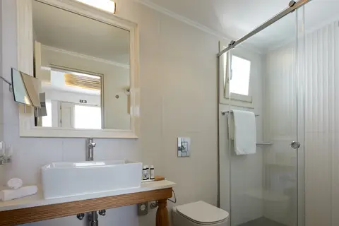 Sea Breeze Santorini Beach Resort, Curio Collection by Hilton in Εξωμύτης — foto 24