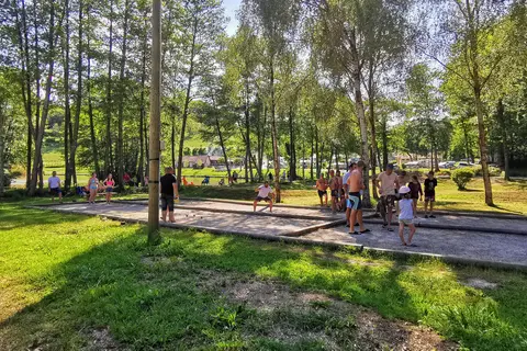 Camping Du Bois De Reveuge in Huanne-Montmartin — foto 25