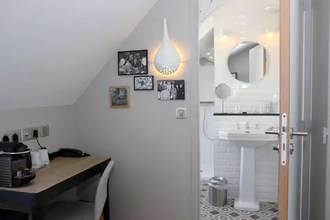 Hotel Littéraire Marcel Aymé in Parijs — foto 20