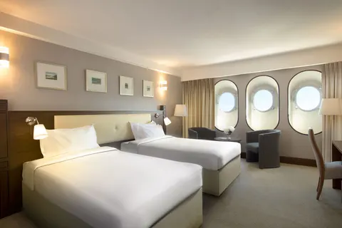 Queen Elizabeth 2 Hotel in دبي — foto 3