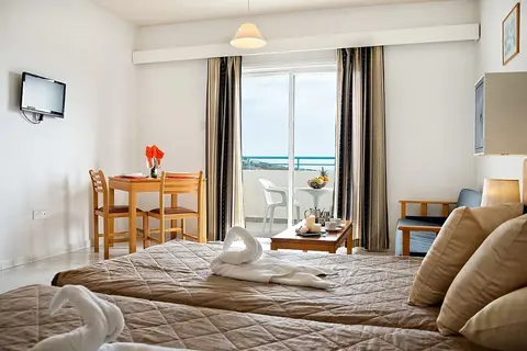 Sunny Hill Hotel Apartments in Paphos — foto 18