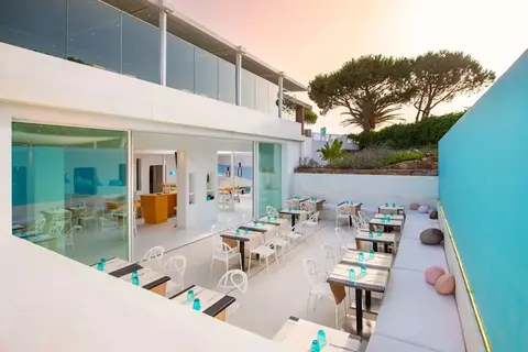 Baia di Chia Resort Sardinia, Curio Collection by Hilton in Domus de Maria — foto 5