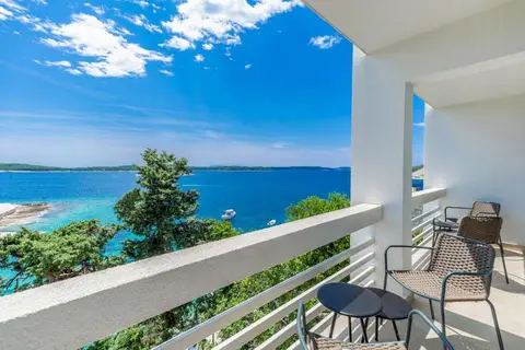 Beach Bay Hvar Hotel in Hvar — foto 15