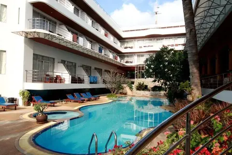 Samui First House Hotel in บ้านเฉวงน้อย
