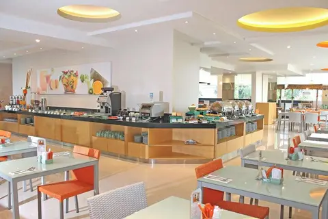 Harris Hotel & Residences Riverview Kuta in Kuta, Badung, Bali — foto 6