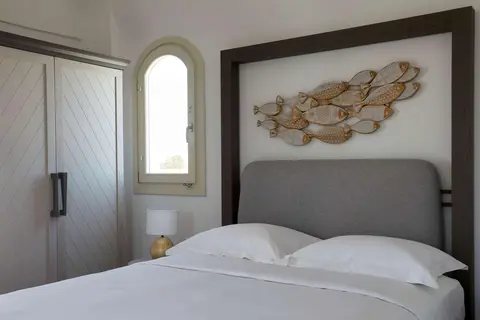 Sea Breeze Santorini Beach Resort, Curio Collection by Hilton in Εξωμύτης — foto 14