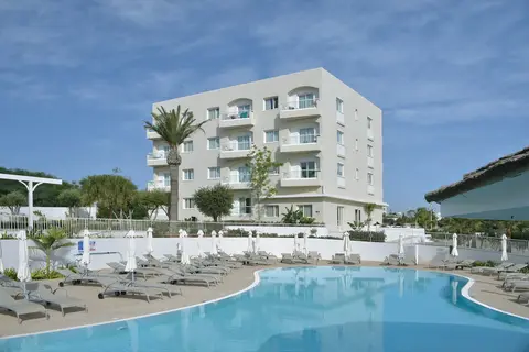 Sunrise Gardens Hotel in Παραλίμνι