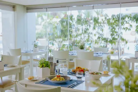 The Golden Bay Beach Hotel in Larnaca — foto 3