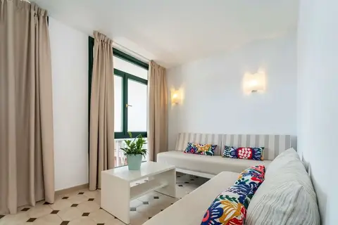 Beach Club Hotel in es Mercadal — foto 5