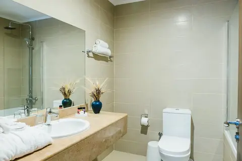 Theo Sunset Bay Hotel in Paphos — foto 27