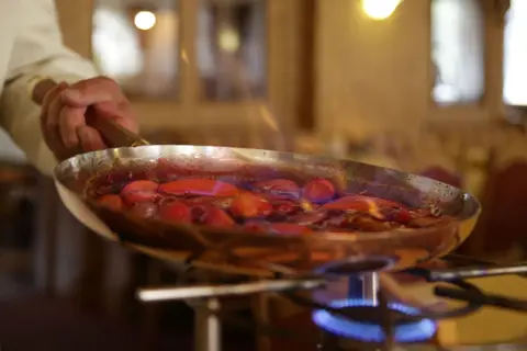 Tevini Dolomites Charming Hotel in Commezzadura — foto 35