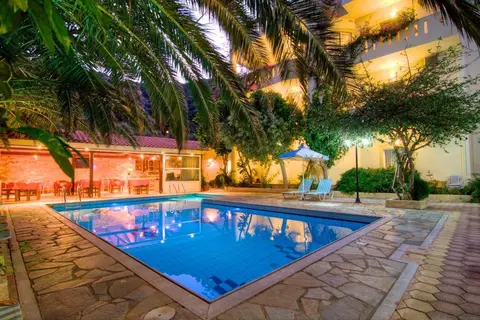 Sunrise Hotel & Apartments in Aνω Ρoδάκινo — foto 6