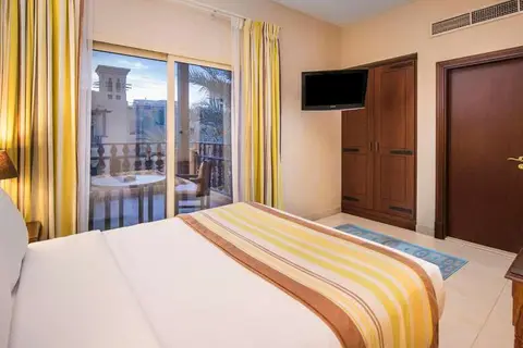 Al Hamra Village Hotel in Nando's — foto 5