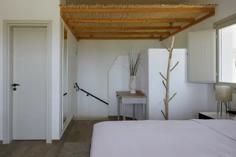 Sea Breeze Santorini Beach Resort, Curio Collection by Hilton in Εξωμύτης — foto 15