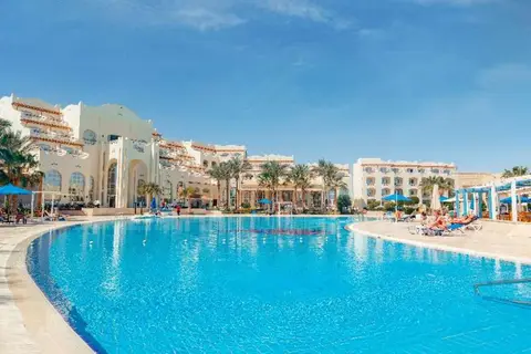 Royal Lagoons Resort & Aqua Park in الهضبه