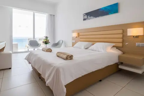 Vrissaki Beach Hotel in Παραλίμνι — foto 4