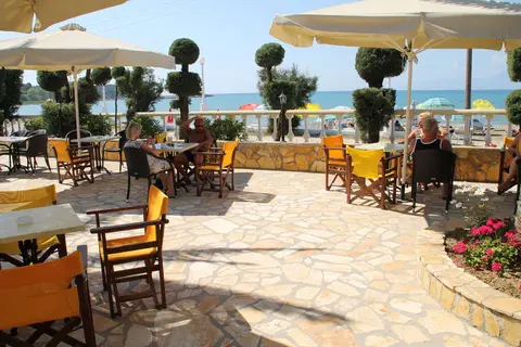 Angela Beach in Καρουσάδες — foto 8