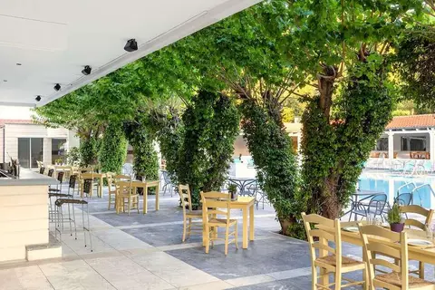 Sun Beach Hotel in Αγία Τριάδα — foto 8