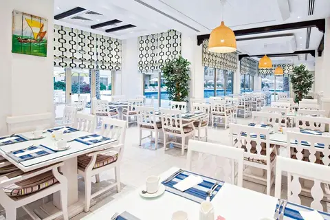 Al Hamra Village Hotel in Nando's — foto 25