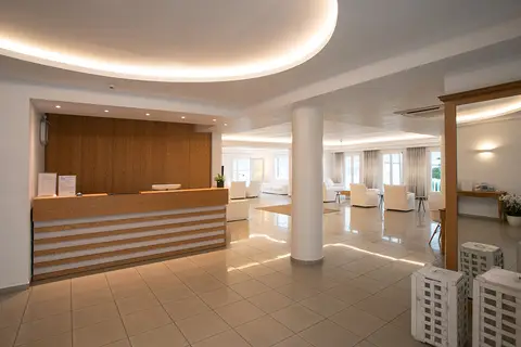 The George Hotel in Πλατύς Γιαλός — foto 9