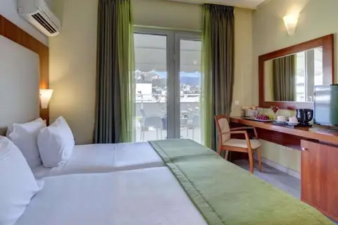 Polis Grand in Athene — foto 7