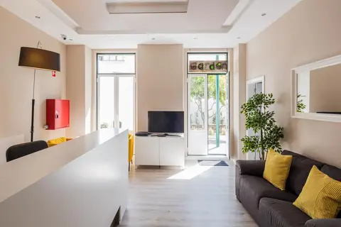 Vila Garden Guesthouse in Almada
