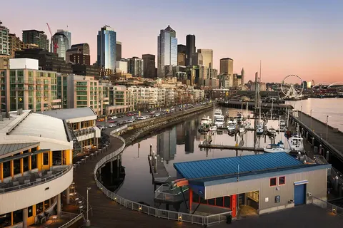 Volcanic Peaks to Sparkling Shores foto 13