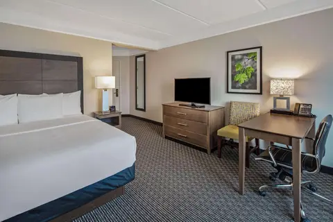La Quinta Inn & Suites by Wyndham Miami Airport West in Miami — foto 18