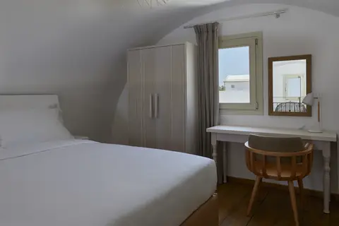 Sea Breeze Santorini Beach Resort, Curio Collection by Hilton in Εξωμύτης — foto 16