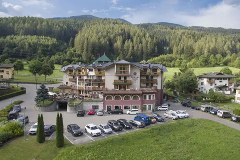 Tevini Dolomites Charming Hotel in Commezzadura — foto 20