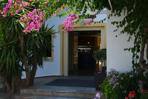 Dolphin Bay Seaside Resort & Suites in Γαλησσάς — foto 27