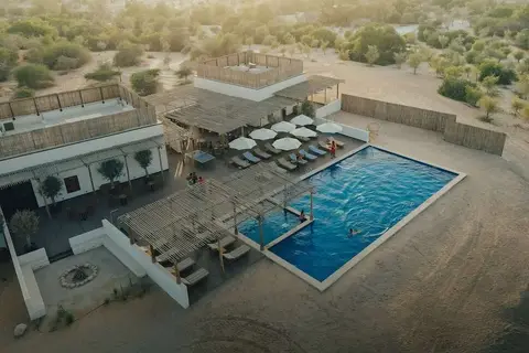 Bab Al Nojoum Al Mugheirah in المرْفَأ
