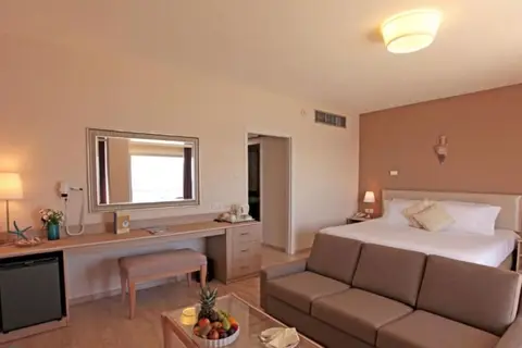 Poseidonia Beach Hotel in Agios Tychonos — foto 7