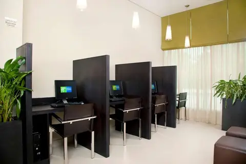 Holiday Inn Express Dubai Safa Park in Dubai — foto 8