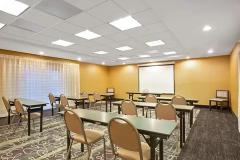 La Quinta Inn & Suites by Wyndham Miami Airport West in Miami — foto 21