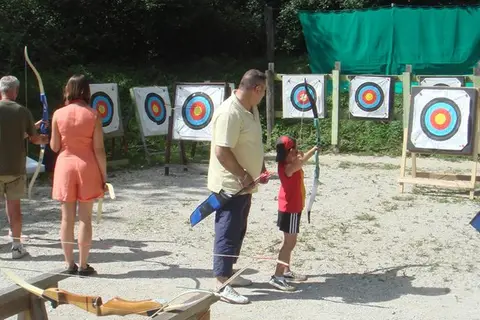 Camping Du Bois De Reveuge in Huanne-Montmartin — foto 15