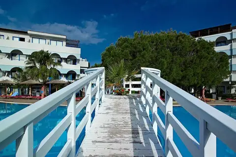 Sunrise Beach Resort in Πεύκοι — foto 18