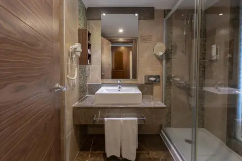 Kolin Hotel in Çiğli — foto 15
