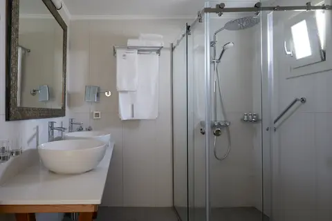 Sea Breeze Santorini Beach Resort, Curio Collection by Hilton in Εξωμύτης — foto 18