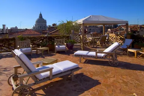 Saturnia & International foto 1