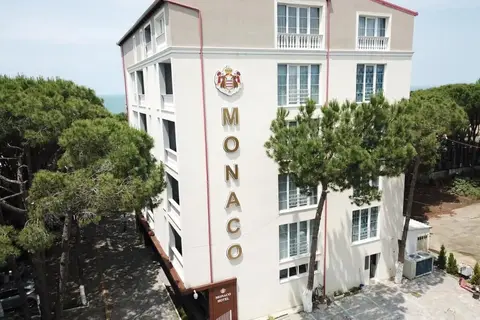 Hotel Monaco in Golem
