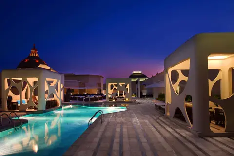 V Hotel Dubai Curio Collection by Hilton in دبي — foto 4